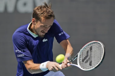 NOLETU SE OZBILJNO DRMA TRON: Medvedev SILAN u Majamiju - POČISTIO i Španca!