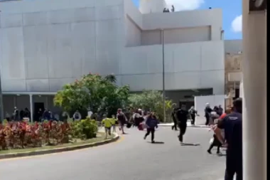 PUCNJAVA na AERODROMU! Pogledajte paniku koja je nastala! Ljudi trče i VRIŠTE! (VIDEO)