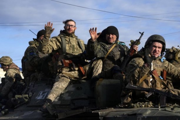 BORBA DO ISTREBLJENJA! Jeziv snimak sa ratišta u Ukrajini! PUCAJU I NA RANJENIKE! (UZNEMIRUJUĆI VIDEO)