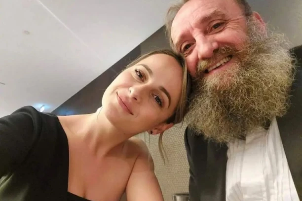 NAŠ POLITIČAR DOBIO ĆERKU SA 36 GODINA MLAĐOM SUPRUGOM! Bebi dali neobično ime!