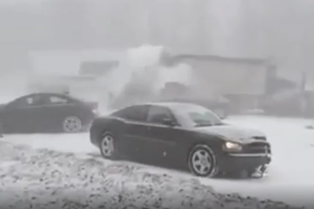 KATAKLIZMA! Jezivi snimak lančanog sudara, poginulo TROJE ljudi! PRST PRED OKOM SE NE VIDI ZBOG SNAŽNE MEĆAVE! (VIDEO)