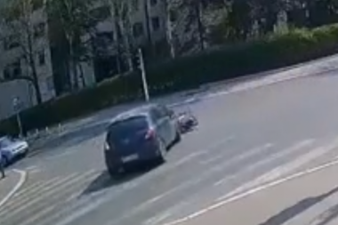 JEZIVA SAOBRAĆAJKA NA BEŽANIJSKOJ KOSI: Udario motociklistu, pa pobegao sa mesta nesreće! (VIDEO)