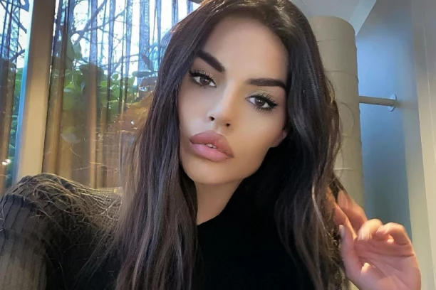 MANEKENKA ZAVRŠILA NA OPERACIJI! Sva u koncima nakon HITNOG TRETMANA! Evo šta je tada rekla zbog komplikacije koju je imala! (FOTO)