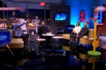 OVACIJE U STUDIJU TV PINK! Vučić je uzeo minijaturnu loptu, a onda je usledio šut: U DNO MREŽICE!