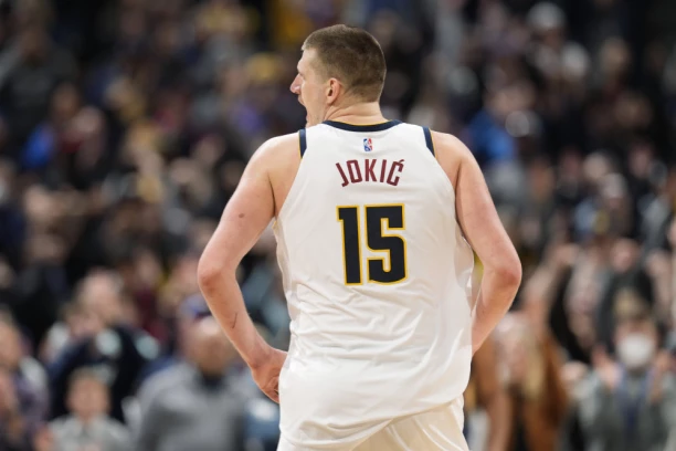 OTKRIVEN JE RAZLOG ODLASKA: Nikola Jokić napustio Srbiju, obreo se u Bolonji gde su ga dočekali brojni fanovi