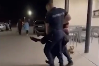NEVEROVATNE SCENE U INĐIJI: Policija iznela pijanog popa iz radnje, iza svega stoji bizaran razlog! (VIDEO)
