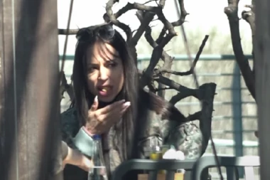 EDITA PODIVLJALA, VREĐA I PSUJE KAO KOČIJAŠ: Pevačica pokazala pravo lice nakon tuče sa Indi! (FOTO)