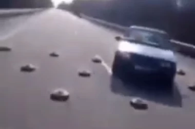 UKRAJINCI SPAS OD BOMBI TRAŽE PREKO NAGAZNIH MINA: Frapantan snimak iz Kijeva (VIDEO)