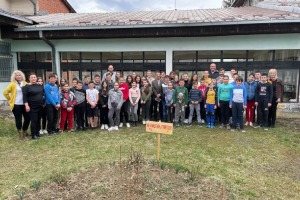 HUMANI GEST MISIJE HALIJARD: Pametna tabla uručena đacima u selu Karan
