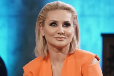 SKINULA SE GOCA TRŽAN! Pevačica zapalila mreže u spavaćici i donjem vešu, grudi na izvolte! (FOTO)