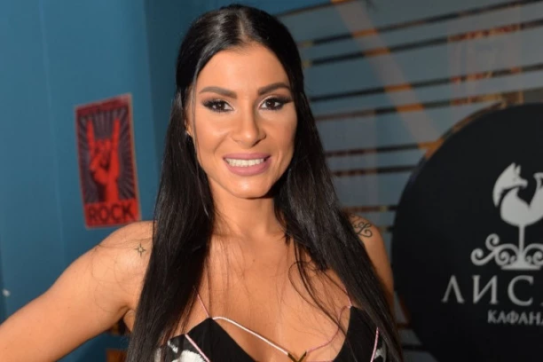 BELO, PA SE VIDI: Mia u minijaturnoj odeći dizala gostima temperaturu po tropskoj vrućini! (FOTO)