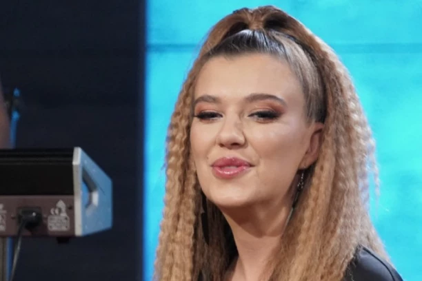 SVE NA NJEMU PUCA OD MIŠIĆA! Kija Kockar ima novu SIMPATIJU, svi bruje o ovom popularnom PEVAČU! (GALERIJA)