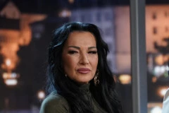 ZBOG NERVOZNOG SINA BEŽI IZ KUĆE, SKLANJA SE DA NE IZVUČE DEBLJI KRAJ: Naša pevačica u strahu, u ovim trenucima ne može da ga obuzda!