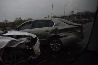 STRAŠNA SAOBRAĆAJKA U PANČEVU! Automobil završio na krovu - u vozilu bilo i maloletno dete! (FOTO)