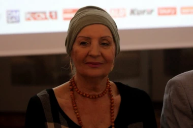 Nakon informacije da ne može da ustane iz kreveta, Lepa Lukić progovorila: Pevačica otkrila u kakvom je zdravstvenom stanju! (FOTO)