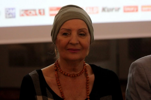 Lepa Lukić ugrožena ZDRAVSTVENO: Pevačica morala HITNO da se javi lekaru zbog BOLESTI, odmah su joj dali JAKE LEKOVE! (FOTO)