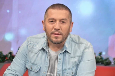 NAŠ PEVAČ OBOLEO OD NAJTEŽE BOLESTI! Zadesio ga tumor, a SEPSU je izbegao za dlaku: Kada sam saznao, suze su mi SAME POTEKLE!