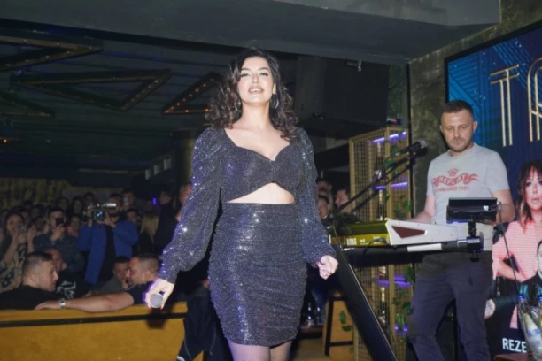 Tanja Savić MRTVA BOLESNA na nastupima prenosila KORONU: Pevačici opada kosa, u teškom je stanju!