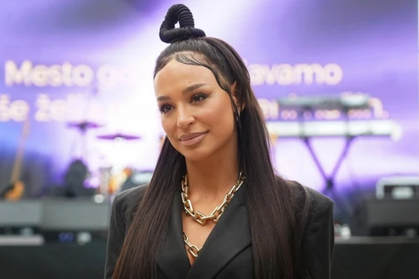 EDITA PREKINULA ĆUTNJU! Nakon skandalozne tuče sa sestrom Indi, pevačica progovorila: Dve PIJANICE ispred supermarketa! (FOTO)