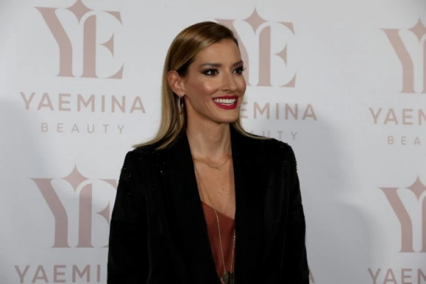 Jovana Joksimović preslikana je majka! Prvi put zajedno u javnosti, sada je jasno na koga je voditeljka! (FOTO)