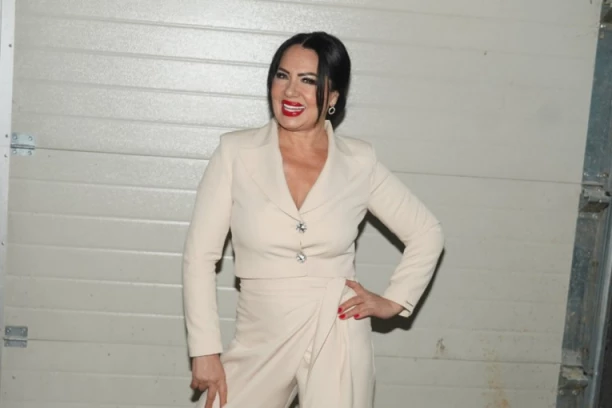 ZLATU PETROVIĆ OBASIPAJU NOVCEM: Isplivao snimak sa privatnog slavlja - sedi na podu, a oko nje PARE LETE NA SVE STRANE! (VIDEO)