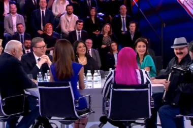 HARIS DŽINOVIĆ peva, KEMIŠ SVIRA, a VUČIĆ uživa! Pogledajte šta su istaknuti estradni umetnici priredili predsedniku! (VIDEO)