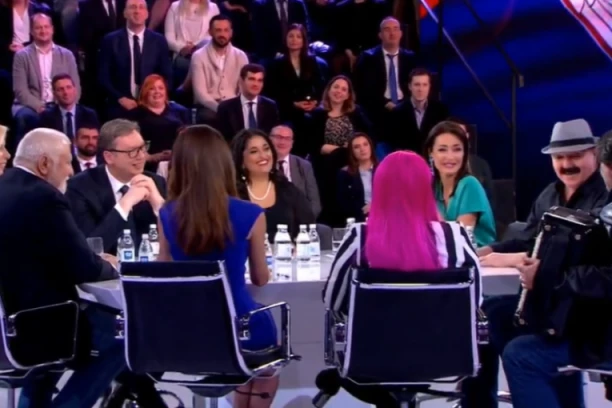 HARIS DŽINOVIĆ peva, KEMIŠ SVIRA, a VUČIĆ uživa! Pogledajte šta su istaknuti estradni umetnici priredili predsedniku! (VIDEO)