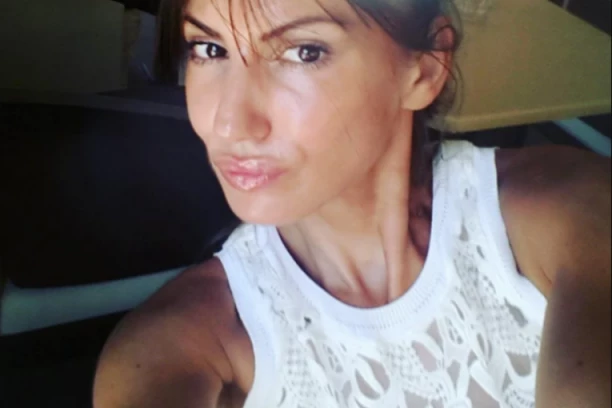 MODELSICA DALA OTKAZ KOD KINEZA, PA PROMENILA ŽIVOT IZ KORENA! Pevačica zarađuje na SAJTU ZA ODRASLE, sve OBELODANILA!