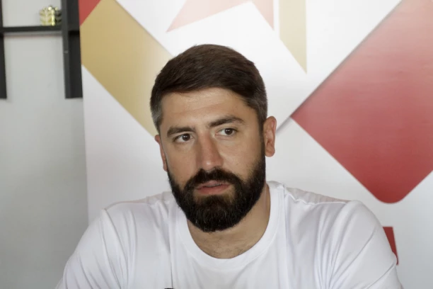 ZVERSKO NASILJE na estradi: Nikola Rađen nije jedini, ove poznate ličnosti su MALTRETIRALE svoje izabranice!