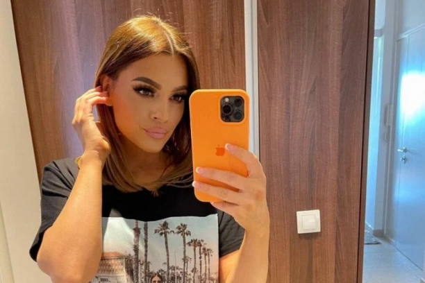 Pevačica ponosno POKAZALA TRUDNIČKI STOMAK: Jelena Kostov pozirala, pljušte komentari: "Najzgodnija trudnica!"