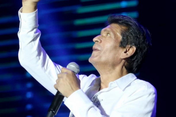 KONAČNO ZAVRŠENA PEVAČEVA VEČNA KUĆA: Posle četiri godine Sinan Sakić dobio mauzolej (FOTO)