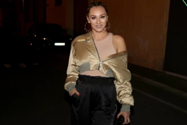 Anabela Atijas pokazala GOLE GRUDI, svi gledaju u njen dekolte: Lunina majka ŠOKIRALA javnost, nakon TEŠKE BOLESTI, uspela je da se oporavi! (FOTO)