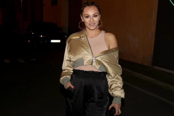 Anabela Atijas pokazala GOLE GRUDI, svi gledaju u njen dekolte: Lunina majka ŠOKIRALA javnost, nakon TEŠKE BOLESTI, uspela je da se oporavi! (FOTO)