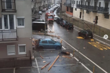 URUŠIO SE KROV ZGRADE NA ZVEZDARI: Delovi krova su svuda po ulici, moguća šteta na okolnim automobilima! (VIDEO)