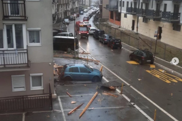 URUŠIO SE KROV ZGRADE NA ZVEZDARI: Delovi krova su svuda po ulici, moguća šteta na okolnim automobilima! (VIDEO)
