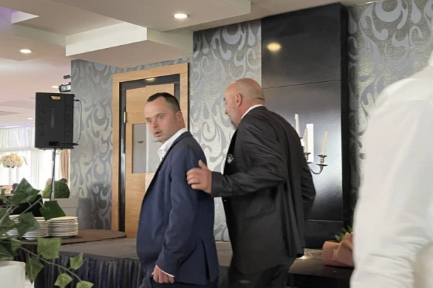 JELENA I MLADEN DANAS ĆE SE ZAVETOVATI NA VEČNU LJUBAV: Njen brat Peca je POBRAO sve simpatije, u sivom elegantnom odelu ODUŠEVIO JE SVE PRISUTNE! (FOTO)