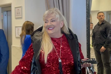 RIJALITI UČESNICI NA OKUPU NA ČELU SA VESNOM RIVAS: Na svadbu Jelene i Mladena došli bivši cimeri SA OSMESIMA NA LICU spremni da PODGREJU ATMOSFERU! (FOTO)