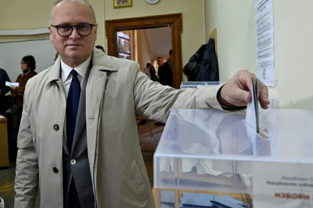 VESIĆ: SNS MOŽE SAMA DA FORMIRA GRADSKU VLAST U BEOGRADU! Građani nagradili dobar rad!