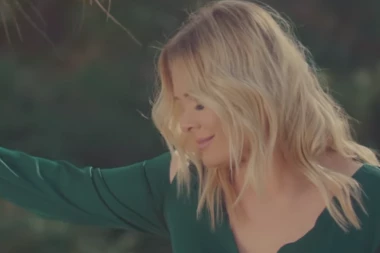 POZNATA PEVAČICA DOŽIVELA JEZIVU SAOBRAĆAJNU NESREĆU: Auto UDARIO U STUBIĆE, pa se isprevrtao TRI puta, završila u JARKU, slučaj koji je POTRESAO REGION! (VIDEO)