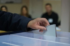 U Hrvatskoj su u 19 sati zatvorena biračka mesta: Prema prvim izlaznim anketama - HDZ osvaja 58 mandata, SDP i partneri 44