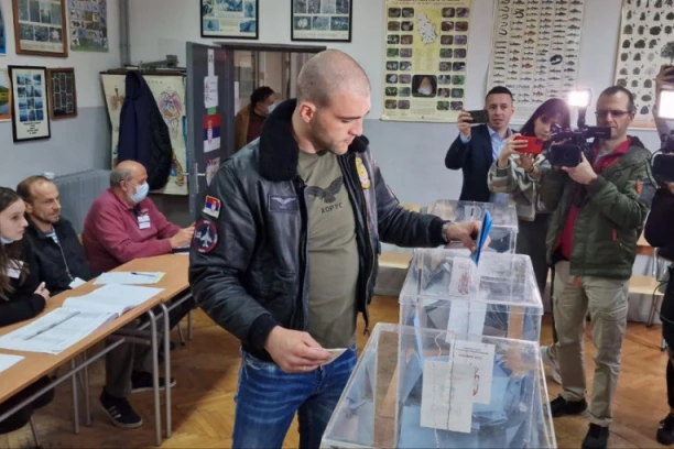 I SPORTISTI OBAVLJAJU SVOJU GRAĐANSKU DUŽNOST: Veljko Ražnatović glasao! (FOTO, VIDEO)