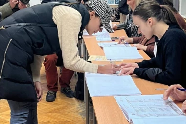 Nakon Cece, GLASALA I ĆERKA: Anastasija obavila građansku dužnost (VIDEO)