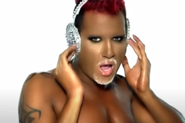 AZIS PROMENIO LIČNI OPIS: Svi bruje o pevačevoj šok transformaciji, nosio HALJINE, farbao kosu i šminkao se, a sada prava muškarčina (FOTO)