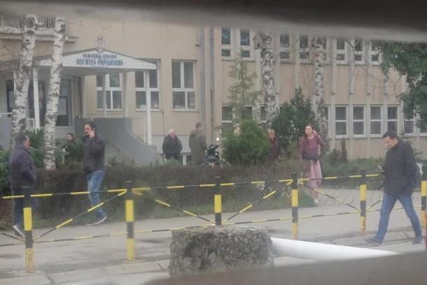 BRUKA! Đilasov kandidat za poslanika uhvaćen na delu: Sa pajtosom ispred glasačkog mesta napravio haos pa pobegao (FOTO/VIDEO)