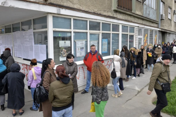 ZBOG GUŽVE NA BIRAČKI MESTIMA MOGUĆ PRODUŽETAK GLASANJA