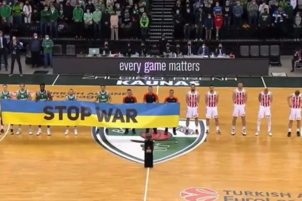 IGRAČI ZVEZDE IZVIŽDANI: Crveno-beli ODBILI da drže ukrajinsku zastavu sa natpisom "Zaustavite rat" (VIDEO)