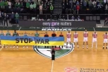 IGRAČI ZVEZDE IZVIŽDANI: Crveno-beli ODBILI da drže ukrajinsku zastavu sa natpisom "Zaustavite rat" (VIDEO)