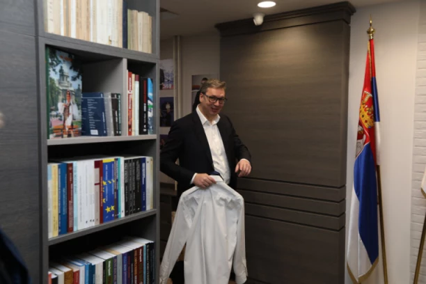VUČIĆ STIGAO U ŠTAB SNS: Okupljaju se naprednjaci, čekaju rezultate izbora