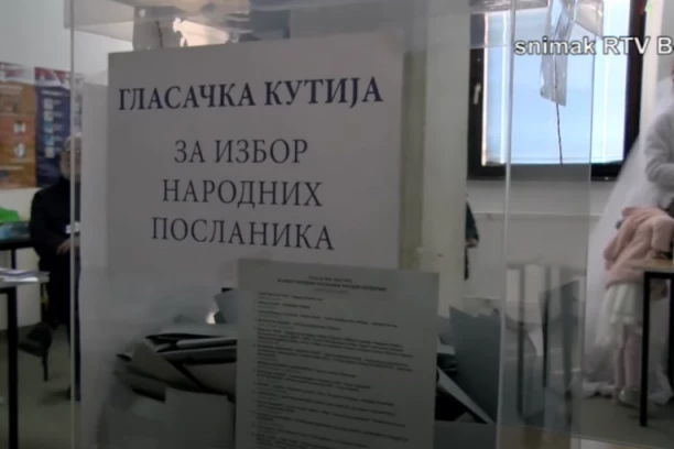 Nije POZNATA, ali svi su je SLIKALI i o njoj PRIČAJU! Ova Boranka je ponela titulu NAJNEOBIČNIJEG glasača Srbije, a evo i zašto! (VIDEO)