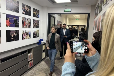 Ana Brnabić stigla u izborni štab Srpske napredne stranke (FOTO)